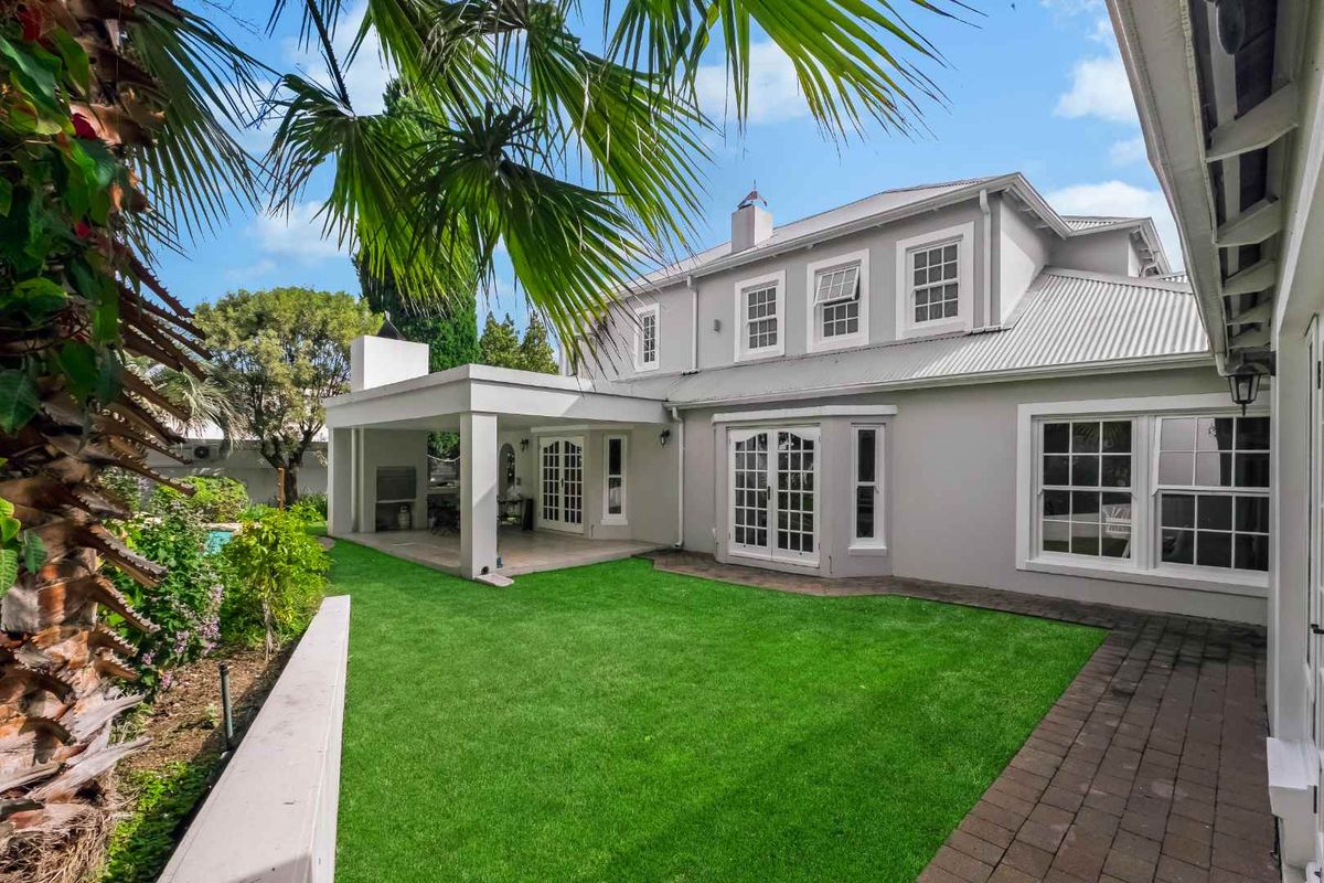 IMMACULATE CHARACTER HOME - Photo 2