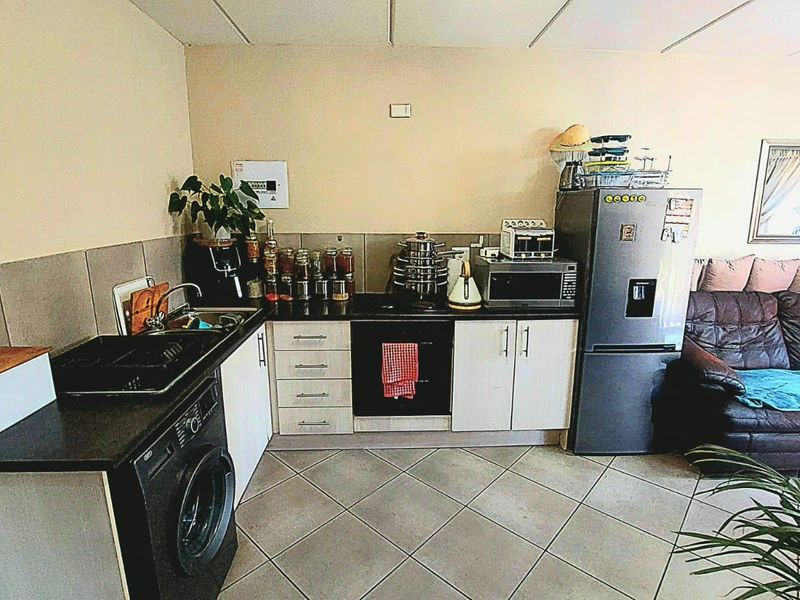 Secure 2-Bedroom Ground Floor Unit with Patio ! - Photo 4