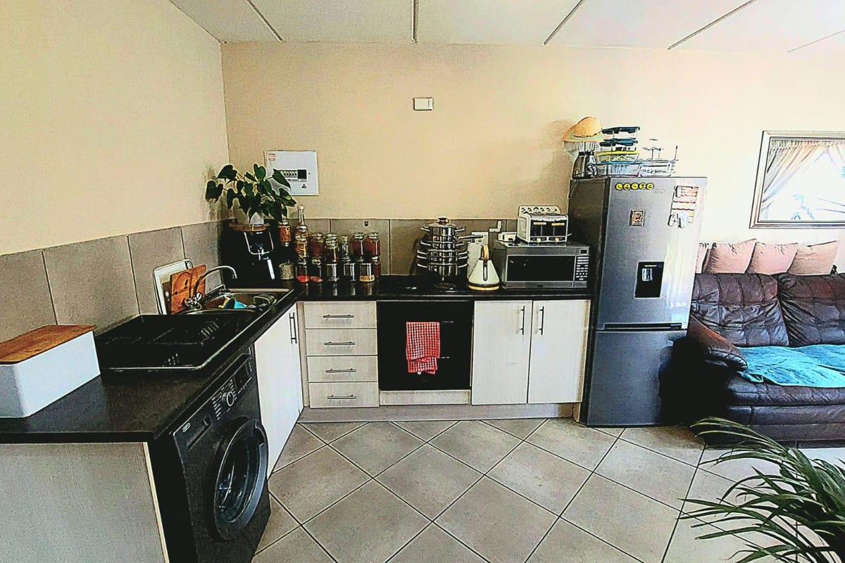 Secure 2-Bedroom Ground Floor Unit with Patio ! - Photo 4