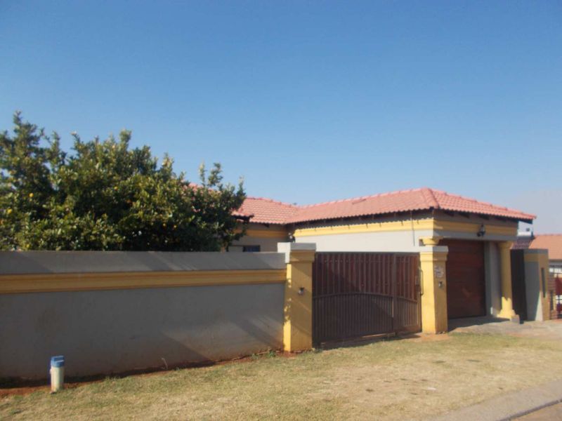 Awesome property looking for a new owner - Photo 2