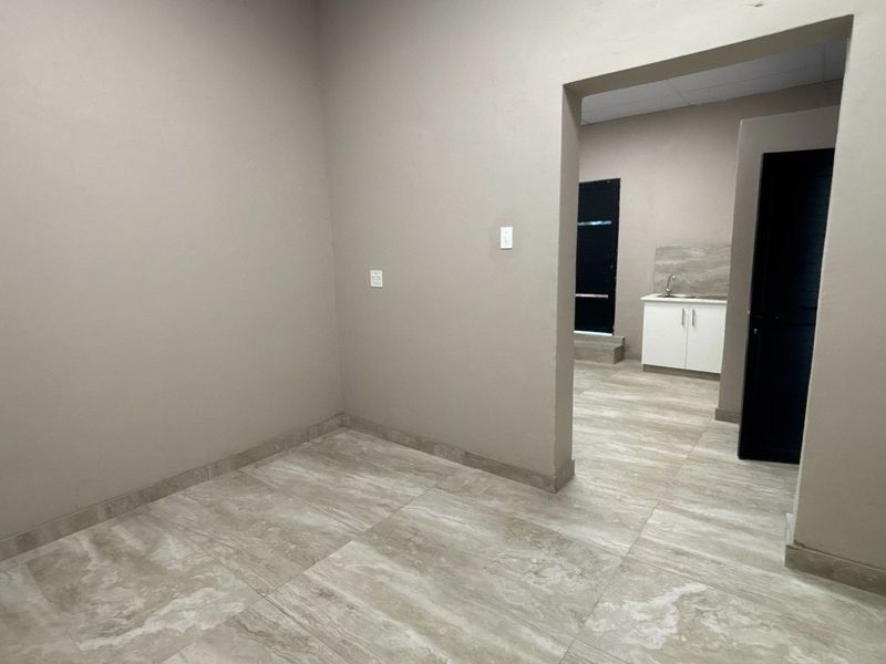 20 sqm Office to Rent in Jacaranda Centre, Hilton - Photo 2