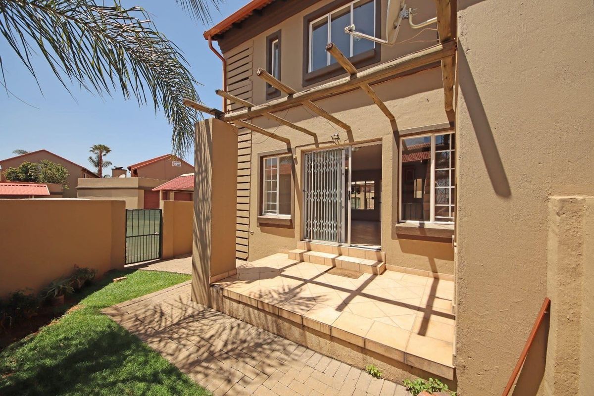 Immaculate 2-Bedroom Duplex in Secure Complex - Photo 2