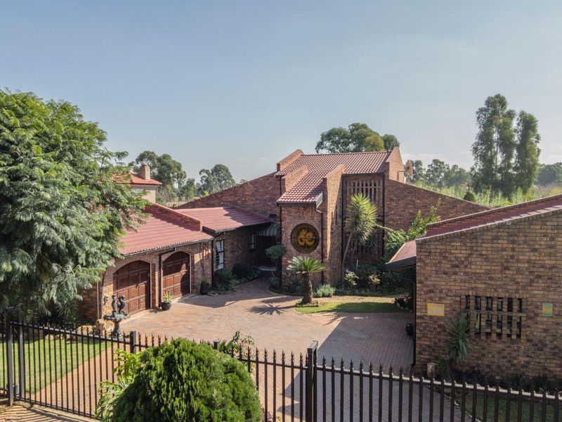 Beautiful Double storey facebrick 6 Bedroom Home - Photo 2