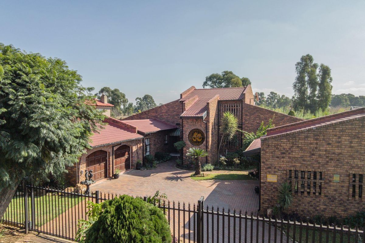 Beautiful Double storey facebrick 6 Bedroom Home - Photo 2