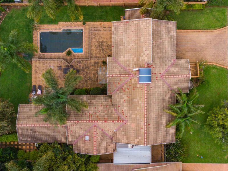 **Exquisite Scale & Panoramic Views: A Masterpiece in Moreleta Park** - Photo 9