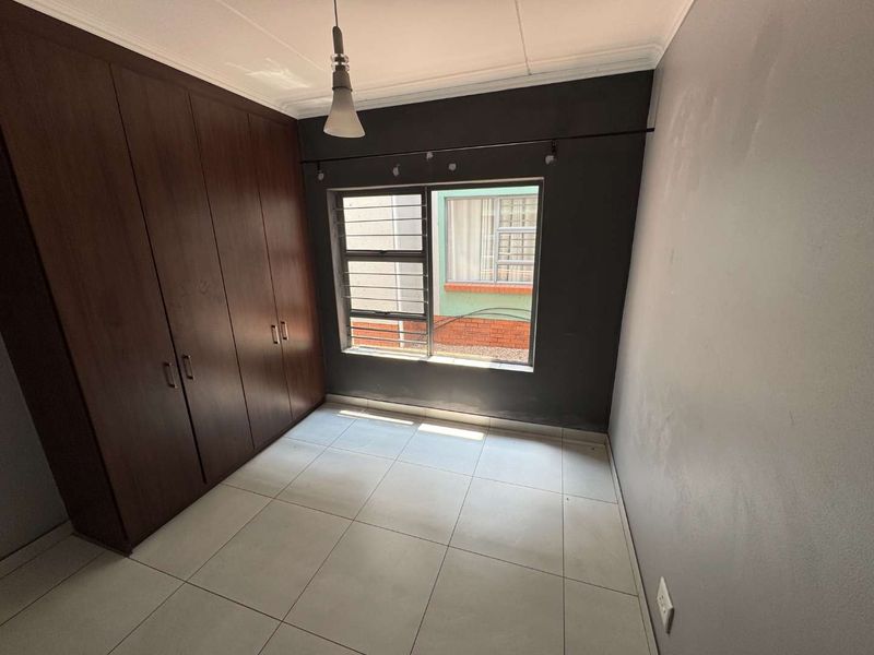 Large 3 Bed Pet Friendly Unit In a Tranquil Cul-de-Sac street! - Photo 9