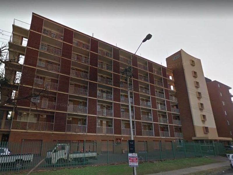 Bargain 3 Bedroom Apartment - Photo 2