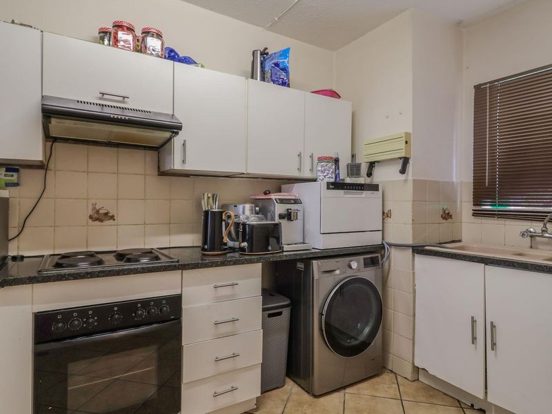2 Bedroom Townhouse in a Secure Complex with double lock up garages - Photo 10