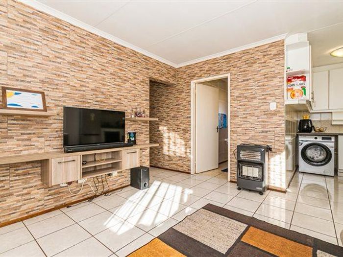 Property #2503027, Townhouse For Sale in Protea Glen Ext 11