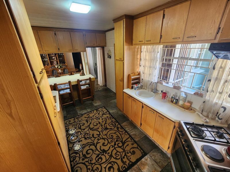 Beautiful 4 Bedroom Family Home in Fichardt Park - Photo 10