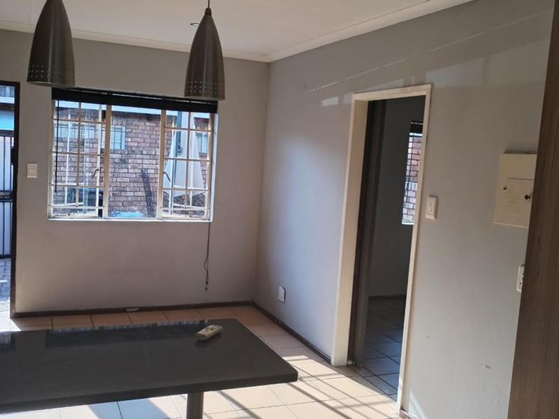 Modern 2 Bedroom Unit - Photo 5