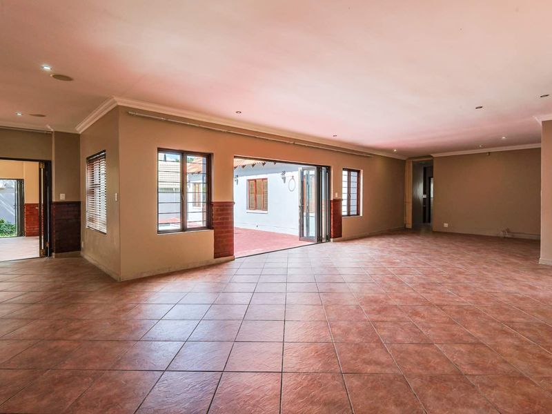 Spacious 4 Bedroom Family Home in Prestigious Security Estate - Photo 4