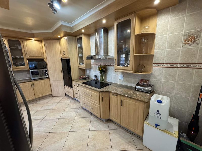 Family Home with 2 Flatlets for Sale - Photo 9