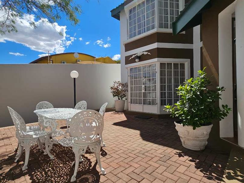 Ambassadorial Victorian Beauty: Fully Furnished Rental in Ludwigsdorf! - Photo 2