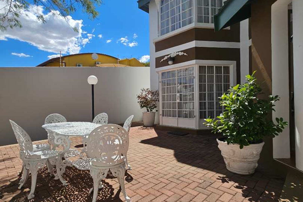 Ambassadorial Victorian Beauty: Fully Furnished Rental in Ludwigsdorf! - Photo 2