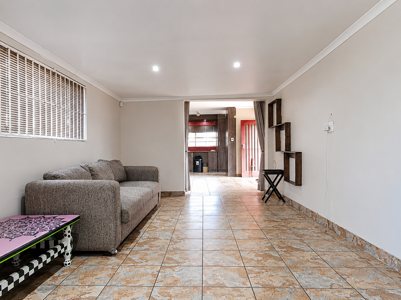 Spacious Family Home with Pool, Entertainment Area & Dual Automated Garages - Photo 9