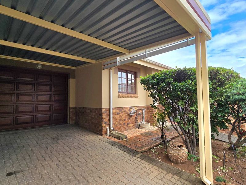 Neat and cozy 2 bedroom retirement home in secure complex in Montana - Photo 5