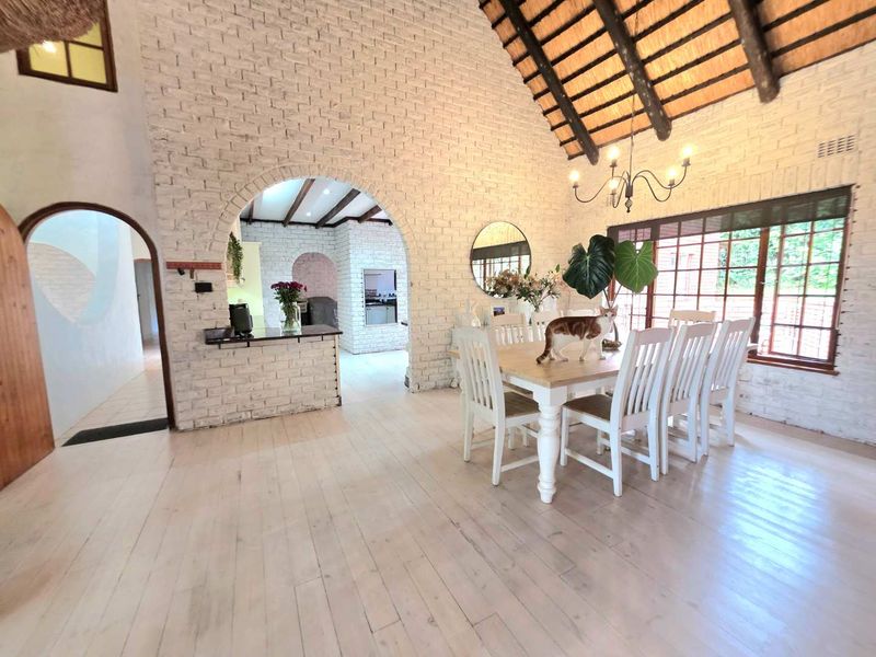 Large 4 Bedroom Family Home in Schooling Suburb of Hillcrest! - Photo 8