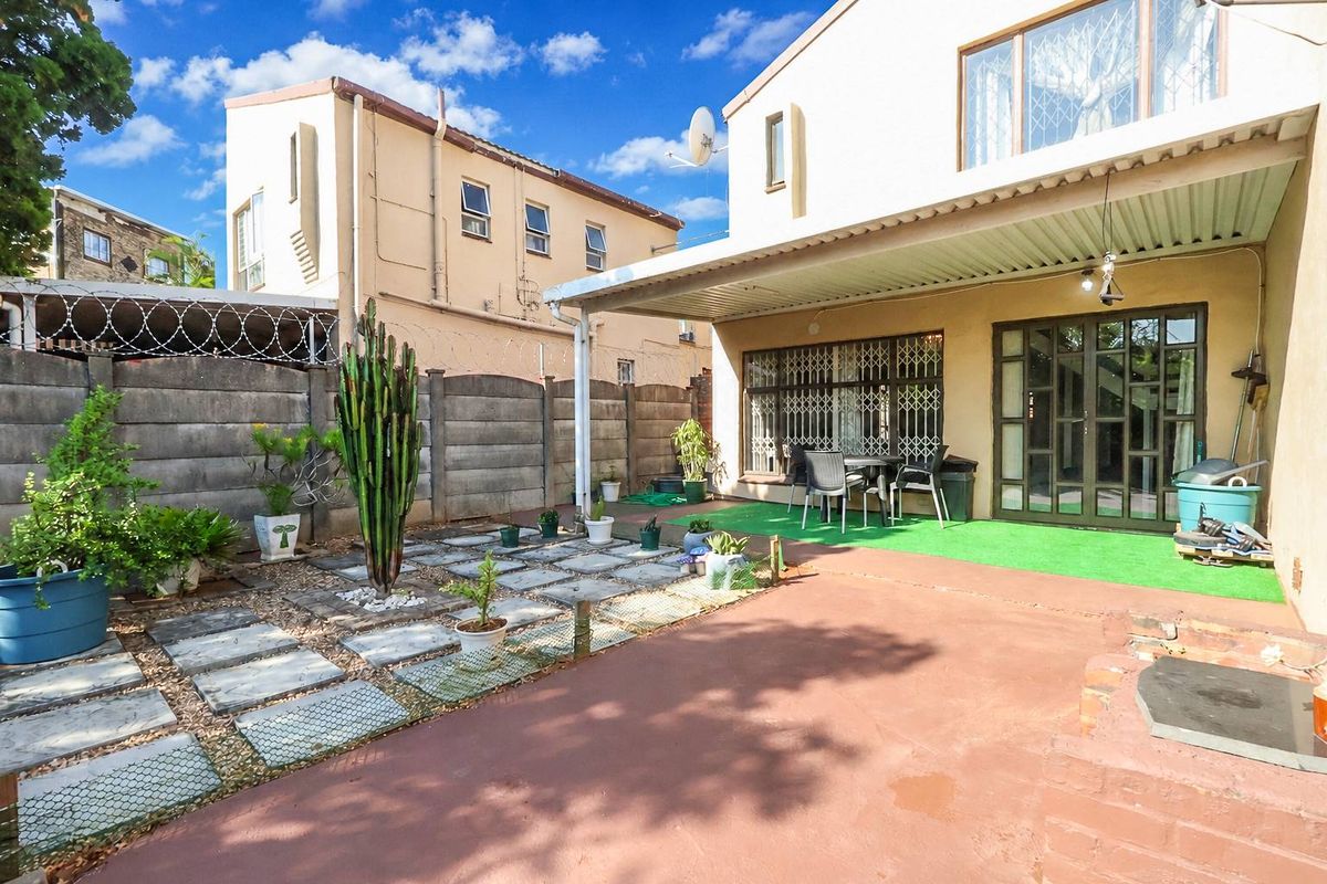 Stylish 3-Bedroom Duplex- Entertain In Style with Private Garden and Built In Braai - Photo 2