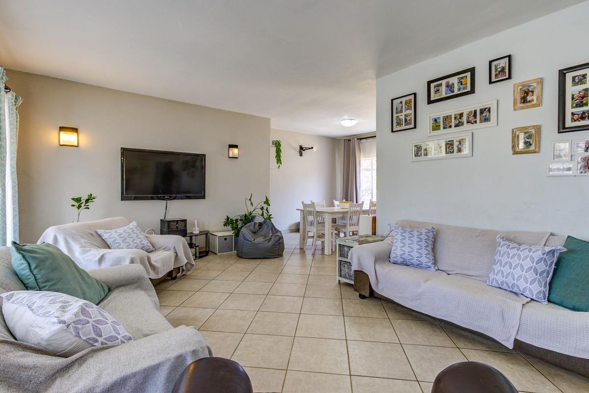 SUNNY FAMILY HOME WITH FULL SOLAR AND WATER BACK UP! - Photo 5