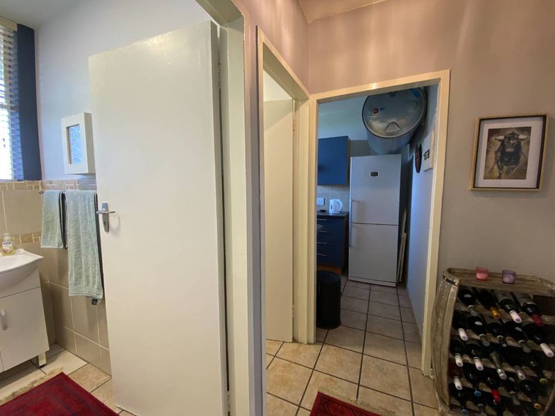 Spacious 1.5 Bedroom Apartment in Well-Maintained Complex - SOLE MANDATE - Photo 4