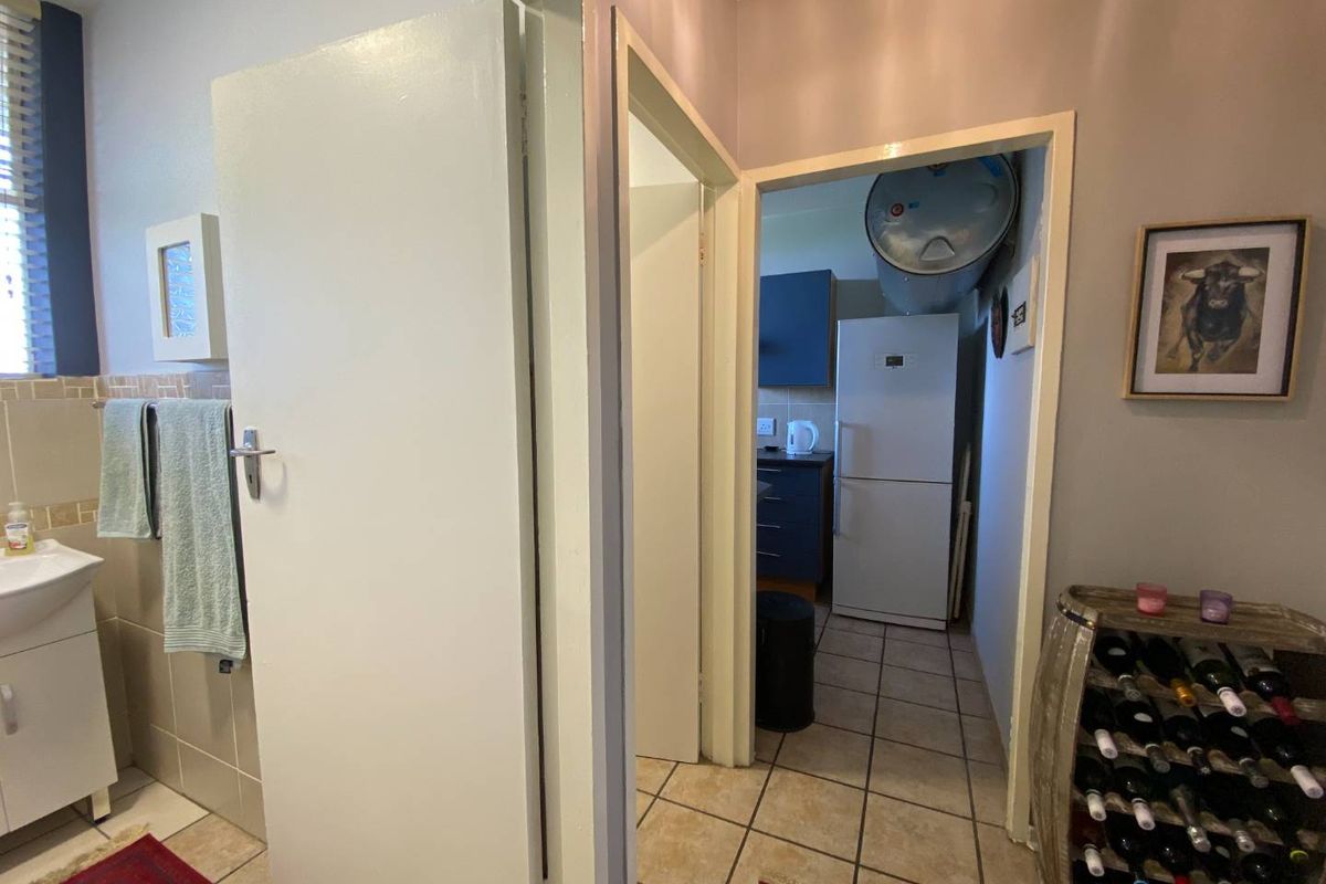 Spacious 1.5 Bedroom Apartment in Well-Maintained Complex - SOLE MANDATE - Photo 4