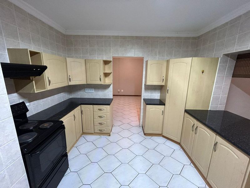 Spacious Family Home with Pool in Desirable Meer En See - Photo 2