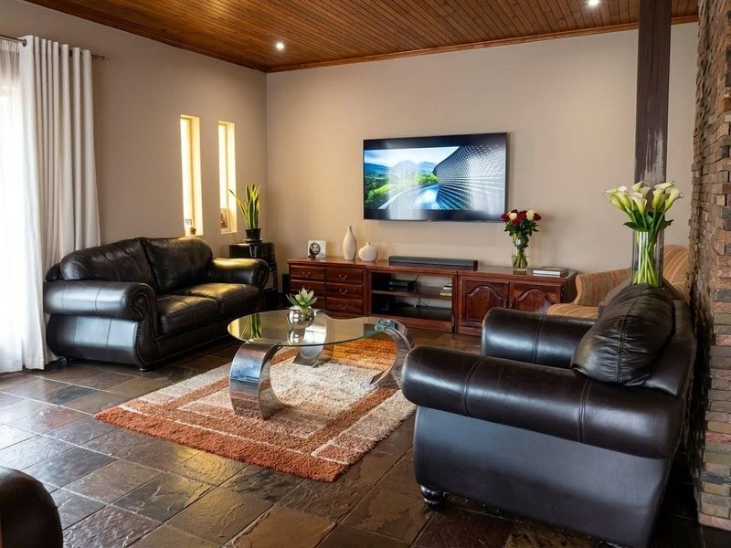 Beautifully Renovated Four-Bedroom Home With Pool And Lapa - Photo 7