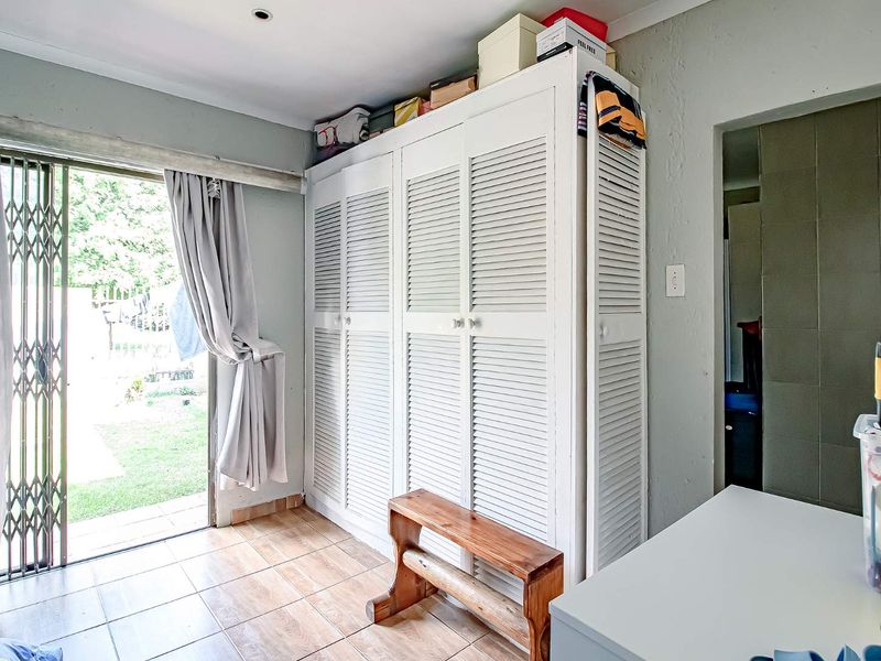 Amazing Sized Stand- in a great street!!!! - Photo 4