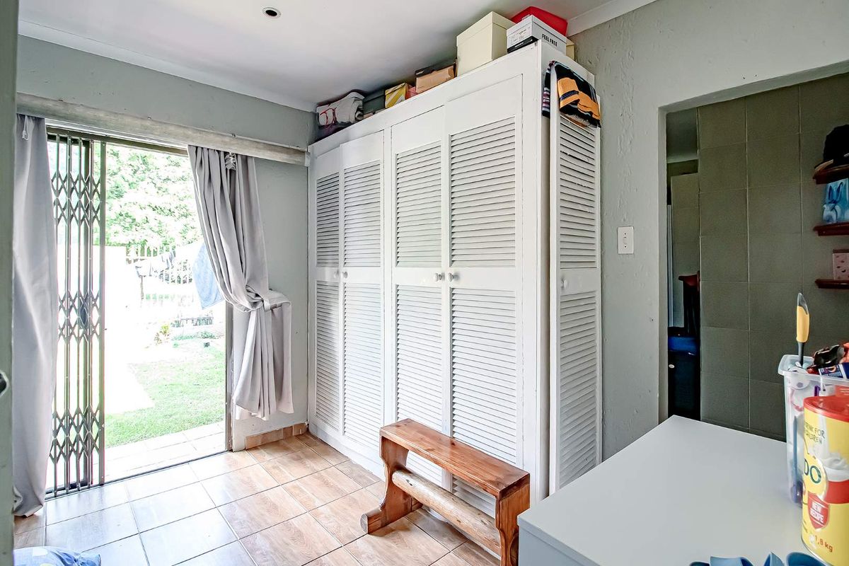 Amazing Sized Stand- in a great street!!!! - Photo 4