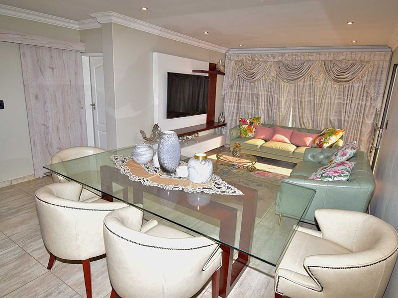 Stunning Modern Home in Savanna Estate - Photo 5