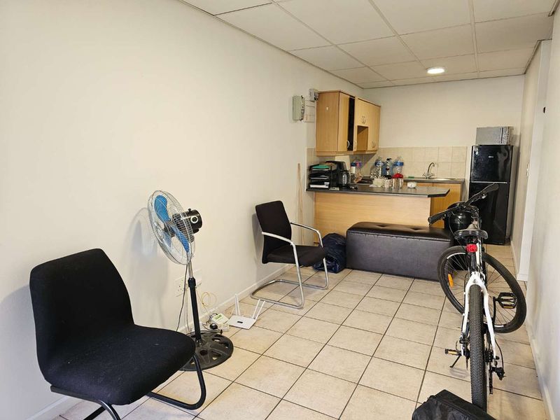 Lovely 1 Bed 1 Bath Apartment with open plan living area with kitchenette - Photo 9