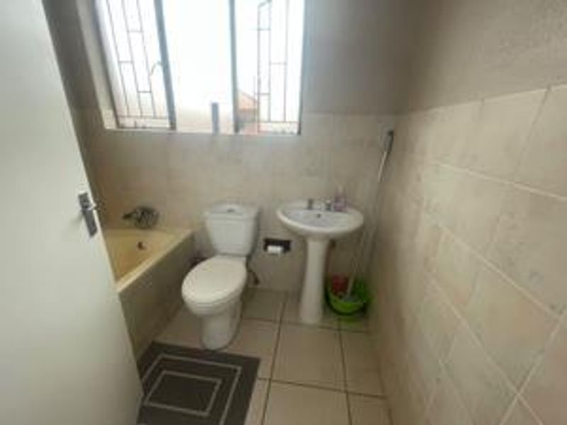 Spacious 3-Bed Family Home Near Top Schools & Shopping - Photo 5