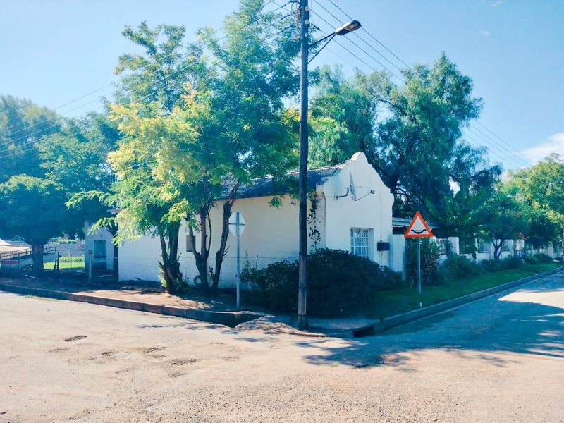 HOUSE IN EXCELLENT CONDITION. BEAUTIFUL GARDEN. BOREHOLE. NO REPAIRS NEEDED. - Photo 2