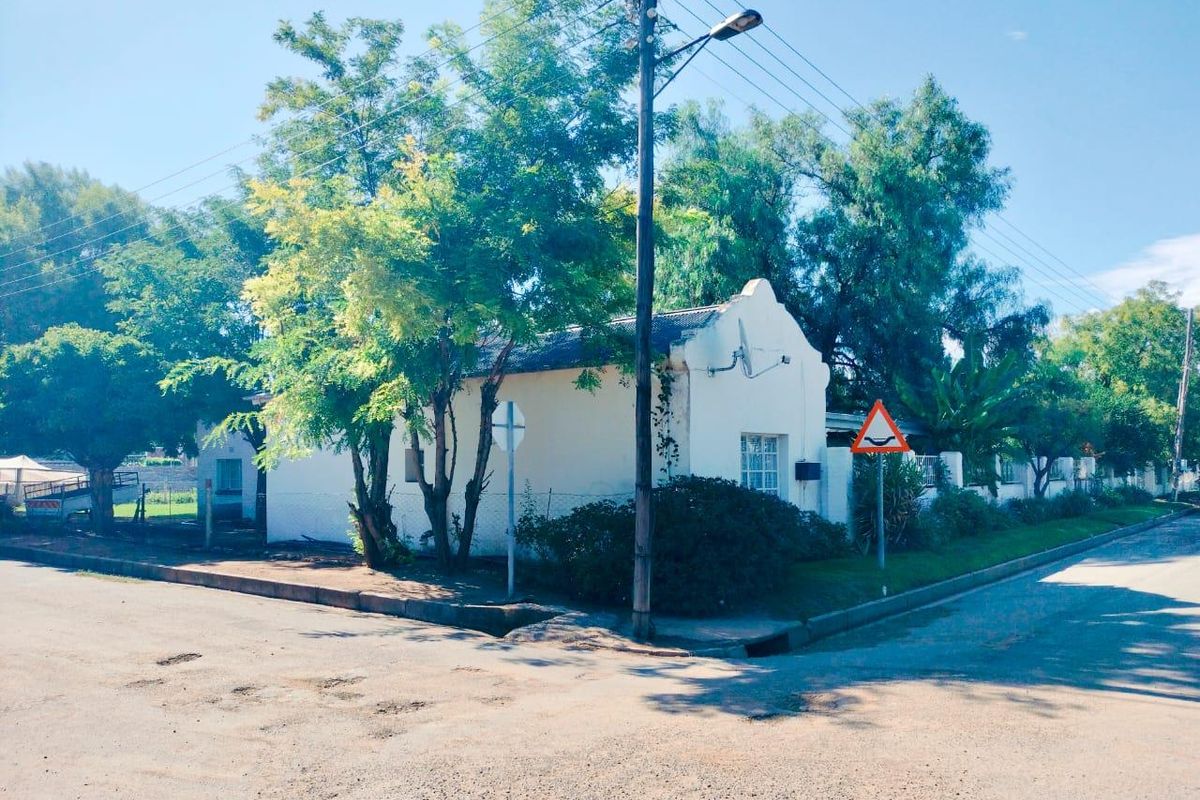 HOUSE IN EXCELLENT CONDITION. BEAUTIFUL GARDEN. BOREHOLE. NO REPAIRS NEEDED. - Photo 2
