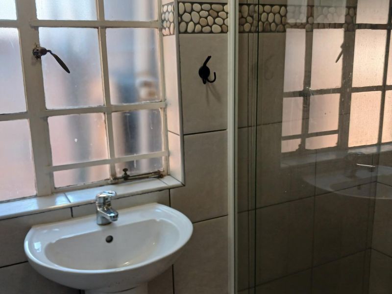 Cosy Studio to Let in Paulshof - Photo 6