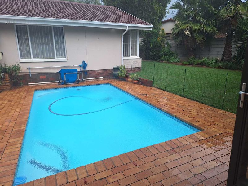 3 Bedroom, 2 Bathroom House with a Double Garage in an excellent condition, with a swimming pool in Garsfontein. The Entertainers dream! - Photo 8