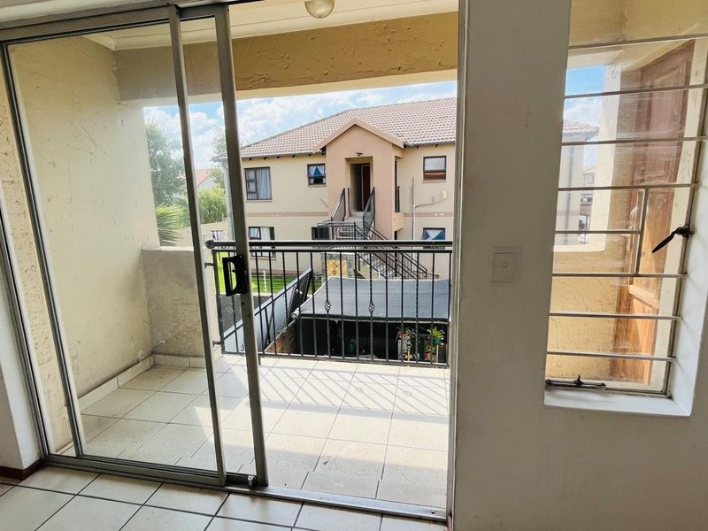 Lock up and go apartment in estate! - Photo 6