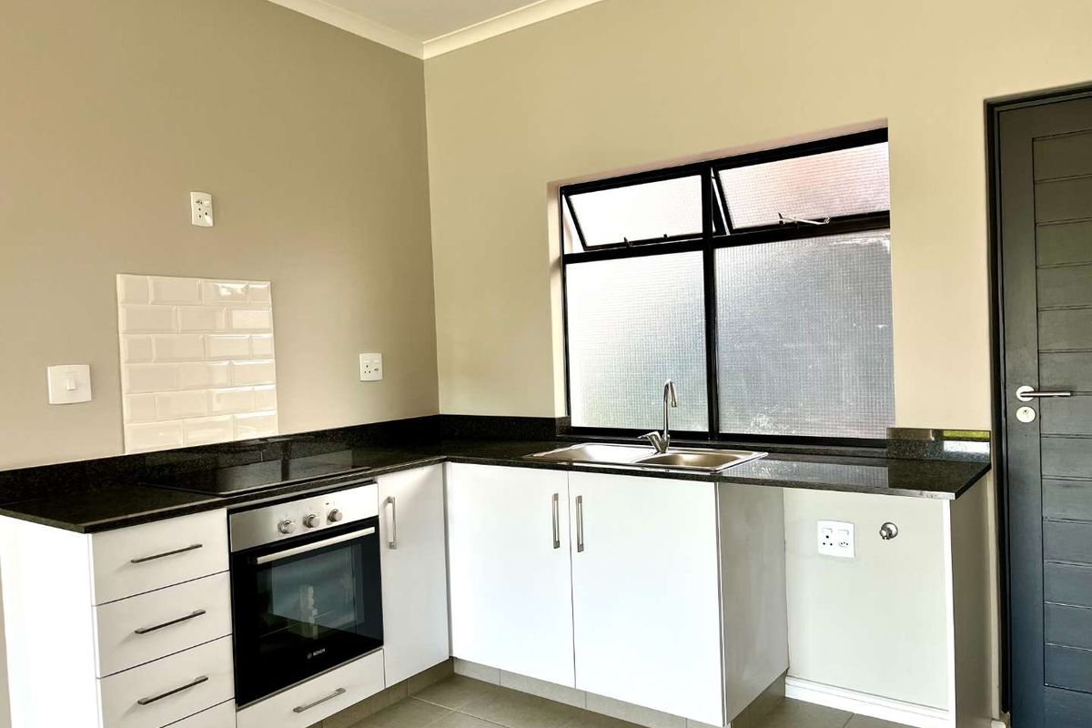 Elegant 2 Bedroom Apartment with Scenic Garden Views - Photo 4