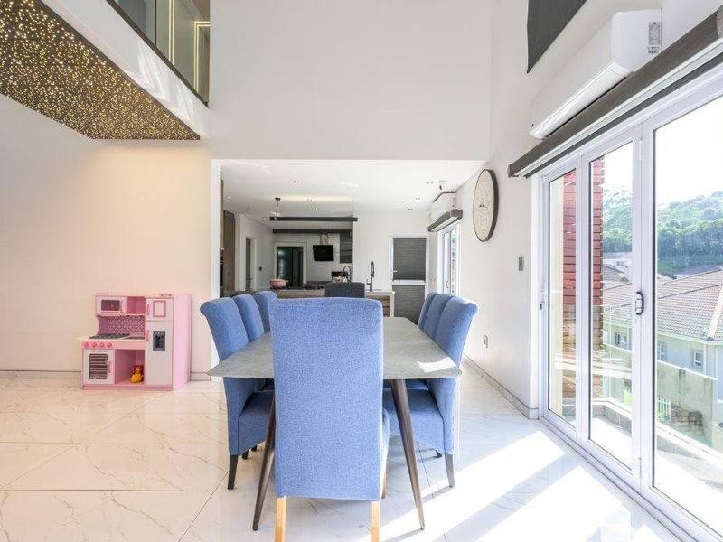 The Pinnacle of Comfort and Elegance in West Hills Estate: Welcome to Your Dream Home - Photo 10
