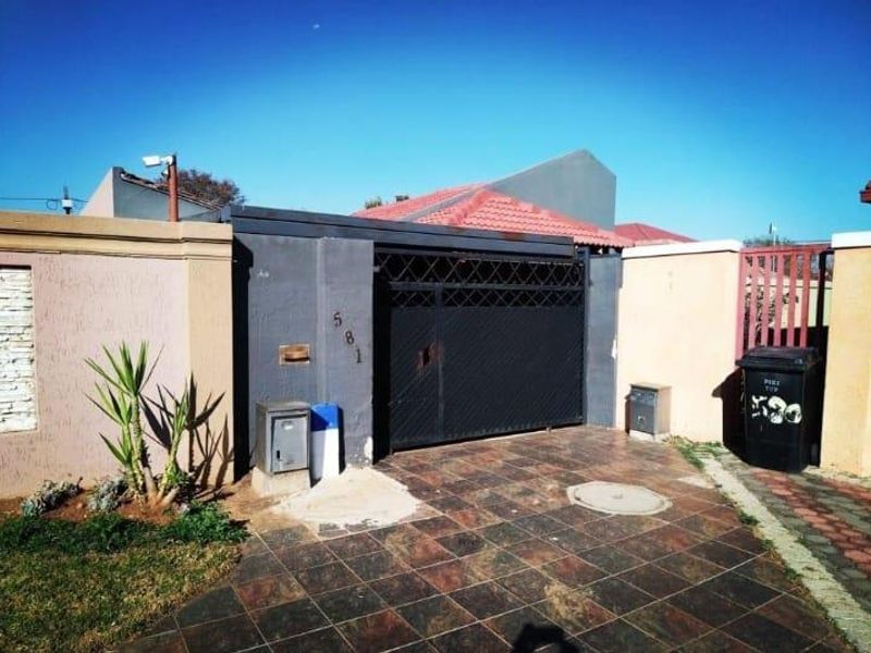 3 Bedroom House for Sale in Alveda Johannesburg South - Photo 2