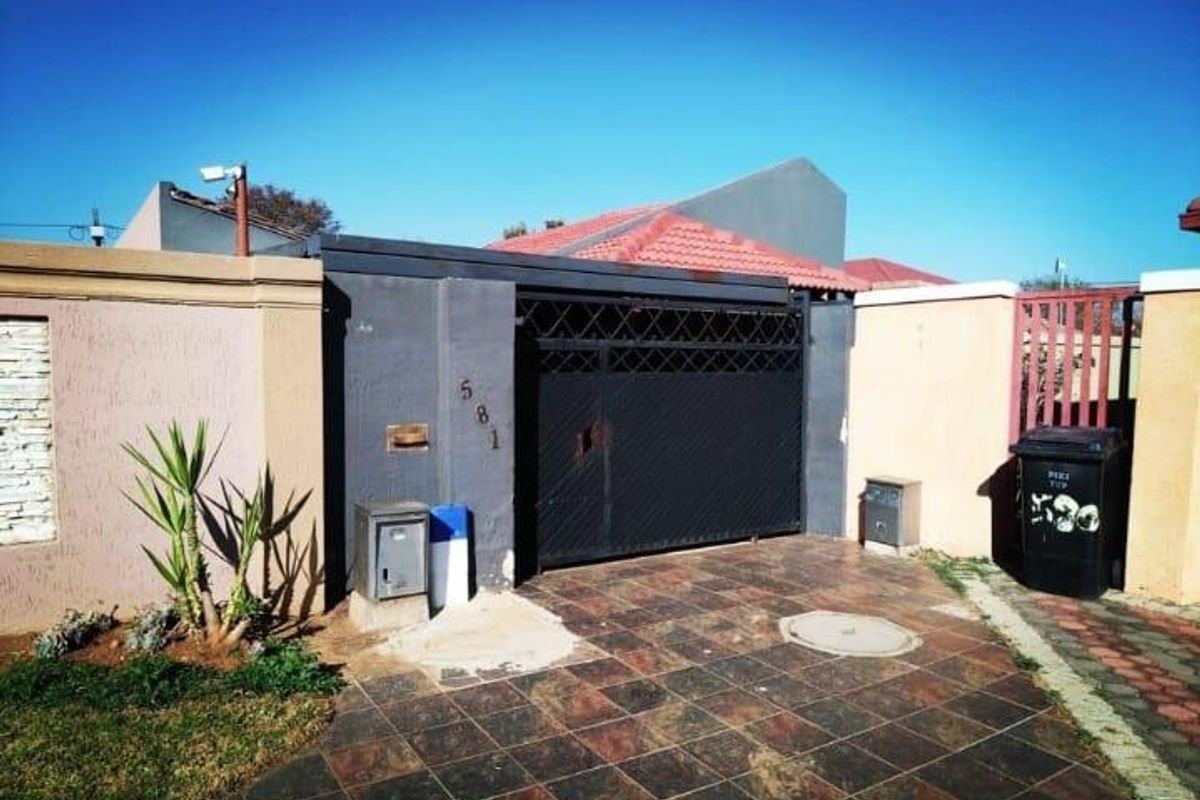 3 Bedroom House for Sale in Alveda Johannesburg South - Photo 2