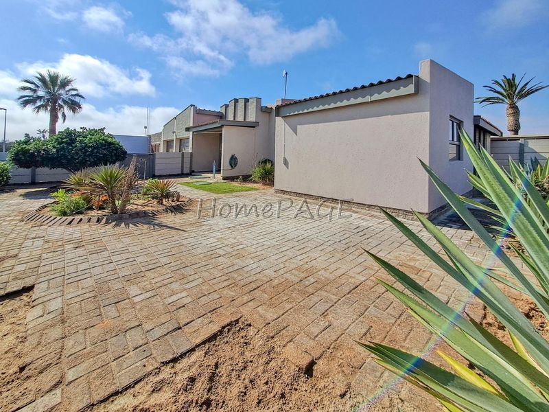 Central, Walvis Bay:  Spacious Corner 3 Bedr Home with 2 Bedr Flat is for Sale - Photo 4