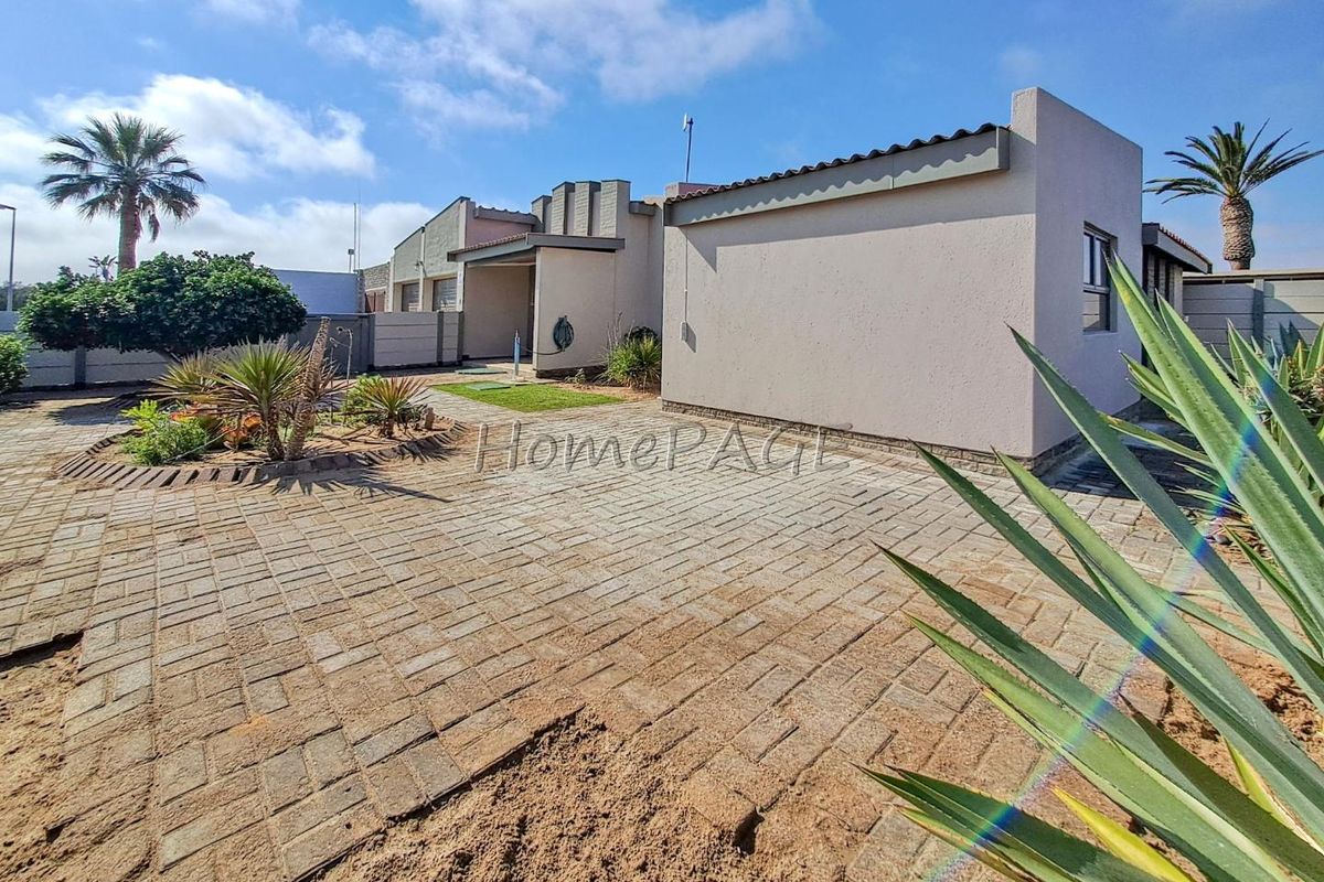Central, Walvis Bay:  Spacious Corner 3 Bedr Home with 2 Bedr Flat is for Sale - Photo 4