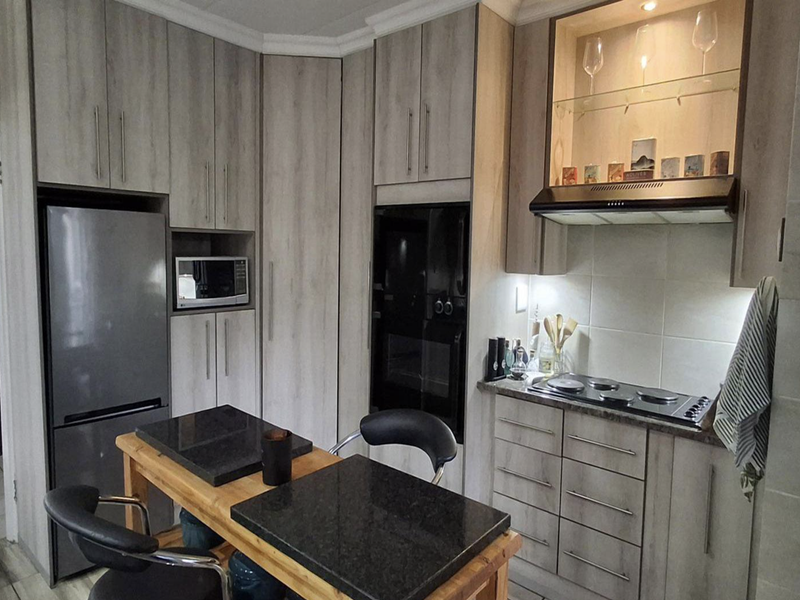 Charming 3 Bedroom Family Home with Stunning Garden in Generaal De Wet - Photo 9