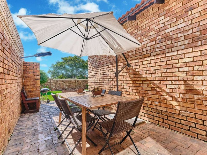 ENTERTAINMENT, SPACE AND EXPANSIVE GARDEN TO DIE FOR. - Photo 5