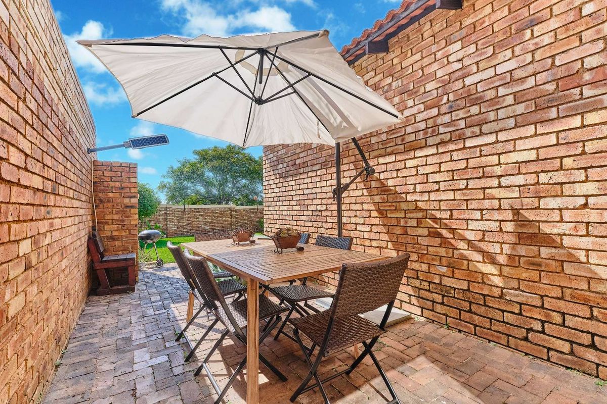 ENTERTAINMENT, SPACE AND EXPANSIVE GARDEN TO DIE FOR. - Photo 5