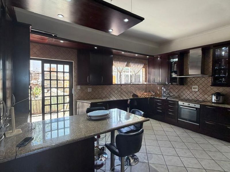 Where opportunity meets location — your future offices in the heart of Windhoek - Photo 4