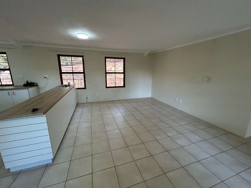 Spacious 2 Bedroom Cottage with Garage & Private Garden - Photo 3