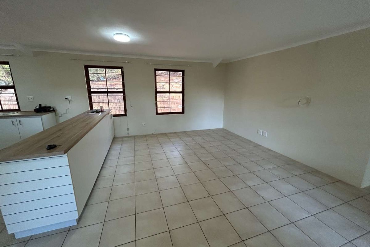 Spacious 2 Bedroom Cottage with Garage & Private Garden - Photo 3